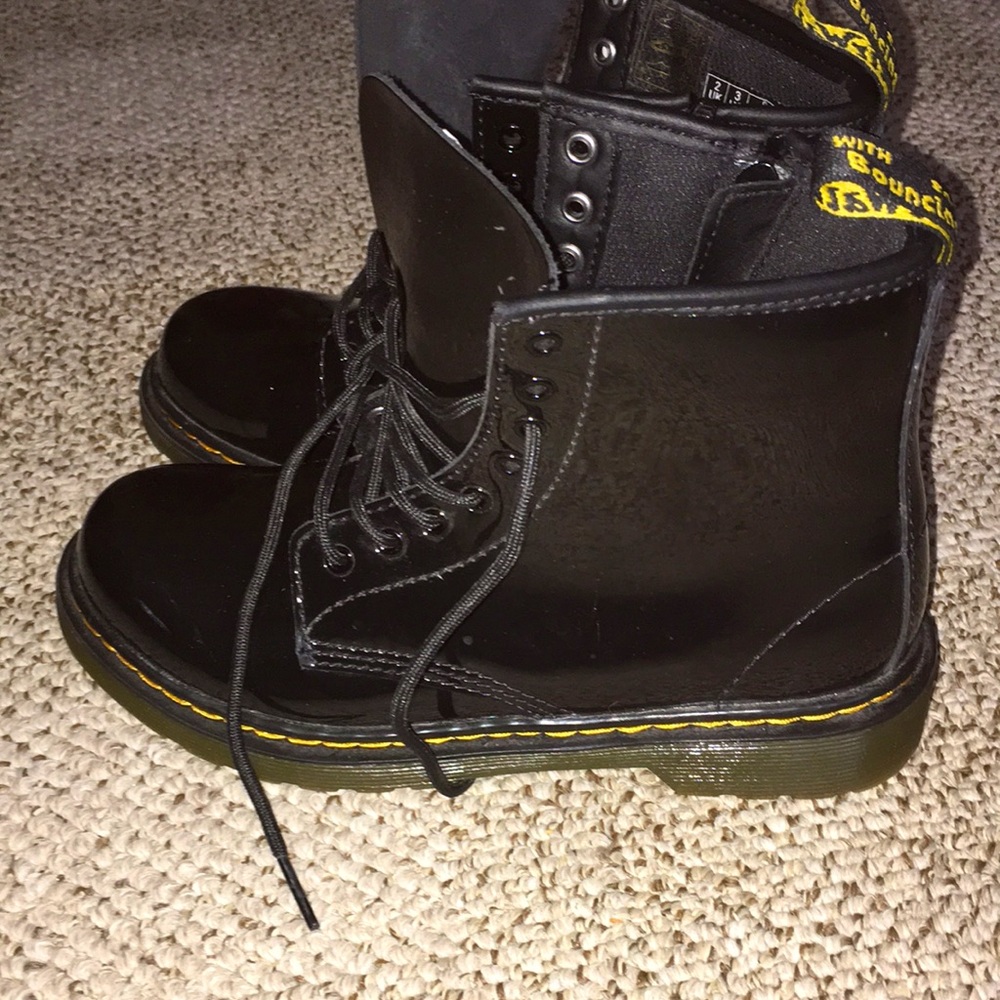 DOC MARTENS PATENT BLACK LEATHER HIGH TOP KIDS EUC SIZE 3